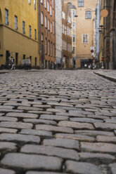 Dänemark, Kopenhagen, Enge Gasse mit Kopfsteinpflaster in der Altstadt - AFVF02713