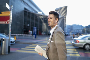 Happy businessman on the move in the city - DIGF06505