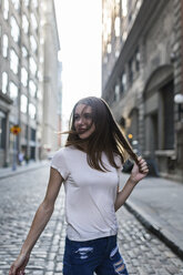 Young woman exploring New York City - GIOF06037