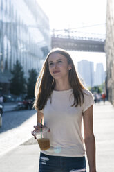 Junge Frau erkundet New York City und trinkt Kaffee zum Mitnehmen - GIOF06047
