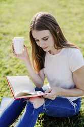 Junge Frau erkundet New York City, macht eine Pause, liest ein Buch - GIOF06068