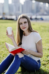 Junge Frau erkundet New York City, macht eine Pause, liest ein Buch - GIOF06069