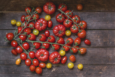 Various sorts of tomatoes on wood - STBF00283