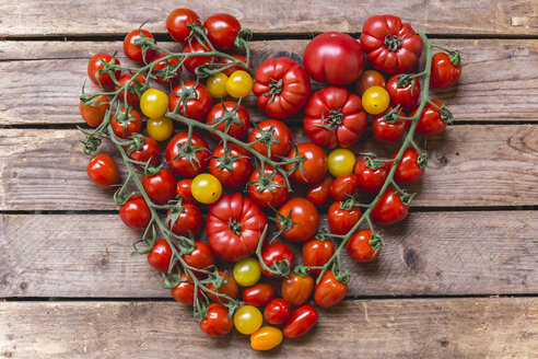 Verschiedene Arten von Tomaten bauen Herz auf Holz - STBF00284