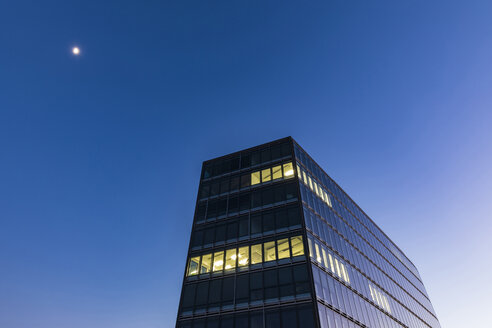 Deutschland, Stuttgart, beleuchtete Fenster an modernem Bürogebäude zur blauen Stunde - WDF05213