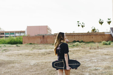 Spanien, jugendliches Mädchen mit Skateboard im Freien - ERRF00848