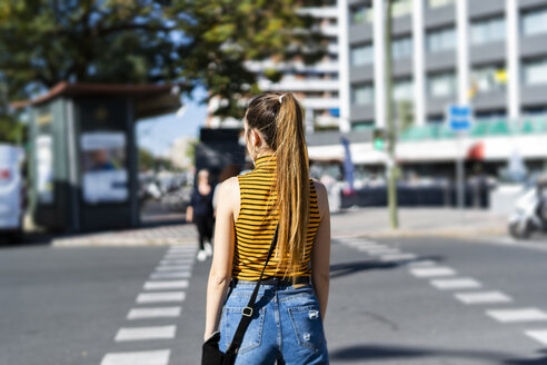 Spanien, Rückenansicht eines jugendlichen Mädchens auf der Straße im Sommer - ERRF00857