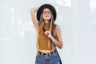 Porträt eines glücklichen Teenagers mit Hut und Brille - ERRF00874