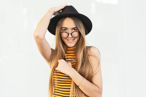 Porträt eines glücklichen Teenagers mit Hut und Brille - ERRF00875
