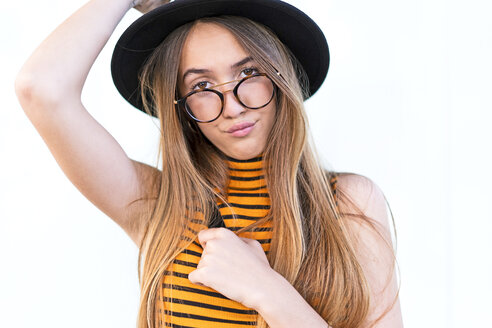 Porträt eines Teenagers mit Hut und Brille - ERRF00877