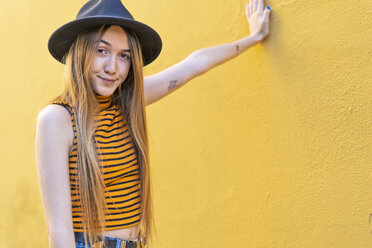 Porträt eines Teenagers mit Hut an einer gelben Wand - ERRF00887