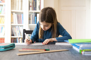Girl doing homework - LVF07941