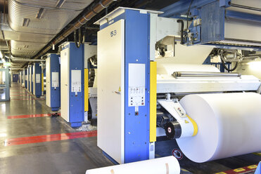 Druckerei: Papierrolle in einer Druckmaschine - SCHF00489