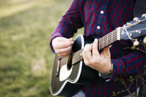 Nahaufnahme eines Gitarre spielenden Mannes, lizenzfreies Stockfoto