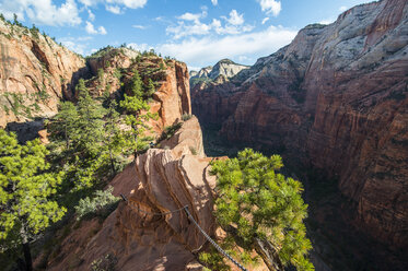 USA, Utah, Zion-Nationalpark, Schmale Kante, die zur Engelslandung führt - RUNF01705