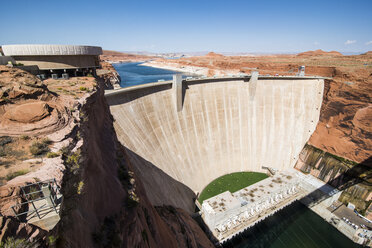 USA, Arizona, Glen Canyon Dam mit dem Powell See im Hintergrund - RUNF01708