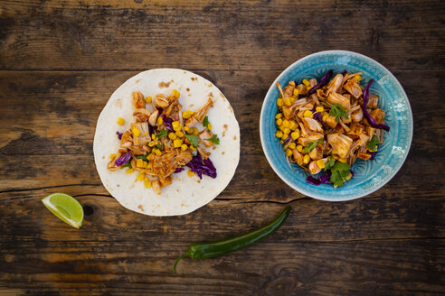 Wraps with marinated jackfruit, maize, red cabbage, coriander, lime and chili - LVF07949