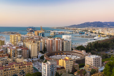 Spanien, Malaga, Blick auf den Hafen und die Stierkampfarena La Malagueta bei Sonnenaufgang - TAMF01201