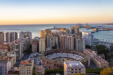 Spanien, Malaga, Blick auf den Hafen und die Stierkampfarena La Malagueta bei Sonnenaufgang - TAMF01202