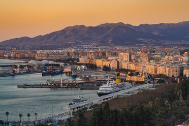Spanien, Malaga, Blick auf den Hafen bei Sonnenaufgang - TAMF01203