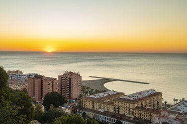 Spanien, Malaga, Blick vom Aussichtspunkt Gibralfaro bei der Burg bei Sonnenaufgang - TAMF01204