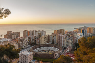 Spanien, Malaga, Blick auf den Hafen und die Stierkampfarena La Malagueta bei Sonnenaufgang - TAMF01206