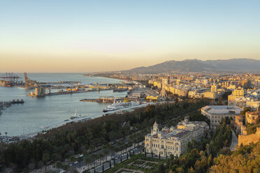 Spanien, Malaga, Blick auf den Hafen und das Rathaus bei Sonnenaufgang - TAMF01207