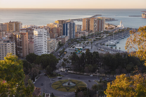 Spanien, Malaga, Blick auf den Hafen und das Centre Pompidou bei Sonnenaufgang - TAMF01208
