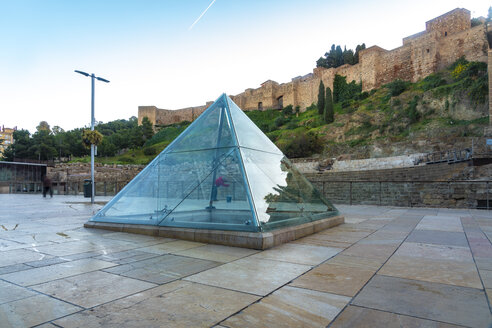 Spanien, Malaga, Glaspyramide mit dem römischen Theater im Hintergrund - TAMF01210