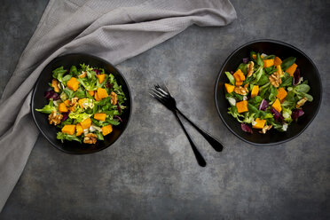 Zwei Schalen gemischter grüner Salat mit Hokkaidokürbis und Walnüssen - LVF07950