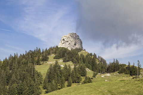 Deutschland, Bayern, Chiemgau, Kampenwand in Wolken, lizenzfreies Stockfoto