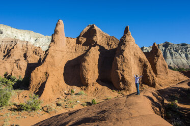 USA, Utah, Frau vor Redrock-Sandsteinformationen im Kodakchrome Basin State Park, - RUNF01724