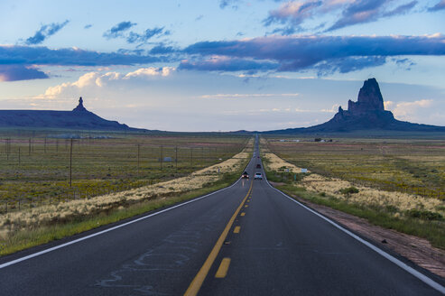 USA, Arizona, Monument Valley, leere Straße - RUNF01731