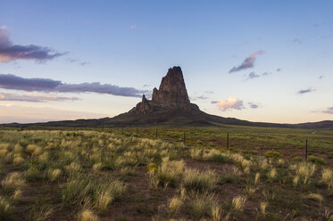 USA, Arizona, Monument Valley, Felsformationen am Abend - RUNF01732