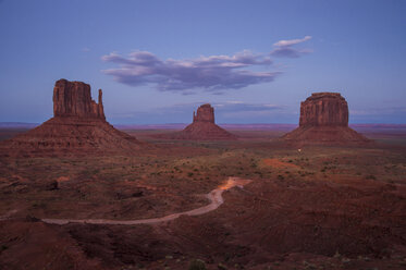 USA, Arizona, Monument Valley in den Abendstunden - RUNF01734