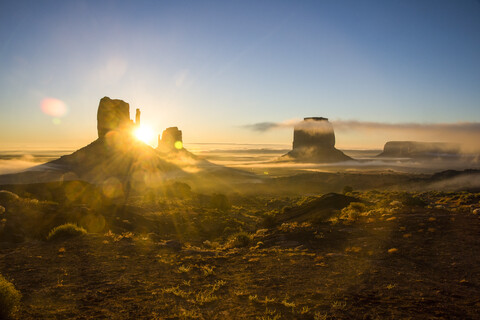 USA, Arizona, Monument Valley bei Sonnenaufgang, lizenzfreies Stockfoto