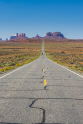 USA, Arizona, Monument Valley, leere Straße - RUNF01742