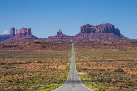 USA, Arizona, Monument Valley, leere Straße, lizenzfreies Stockfoto