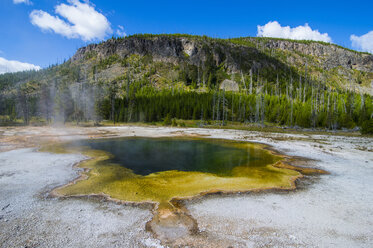 USA, Wyoming, Yellowstone-Nationalpark, Emerald Pool, Schwarzes Sandbecken - RUNF01750