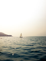 Italy, Veneto, Children sailing on lake Garda - LVF07960