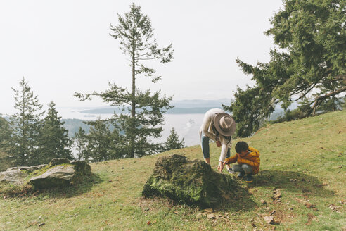 Mutter und Sohn spielen in der Natur - CMSF00004