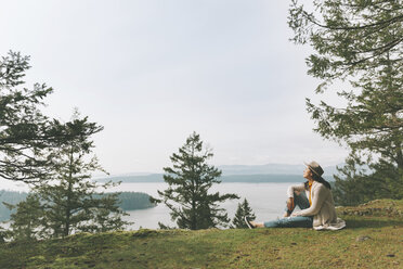 Woman relaxing in nature, enjyoing the sun - CMSF00006