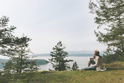 Woman relaxing in nature, enjyoing the sun - CMSF00006