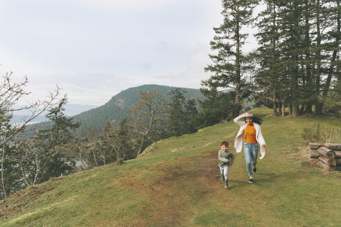 Mutter und Sohn spielen in der Natur - CMSF00011