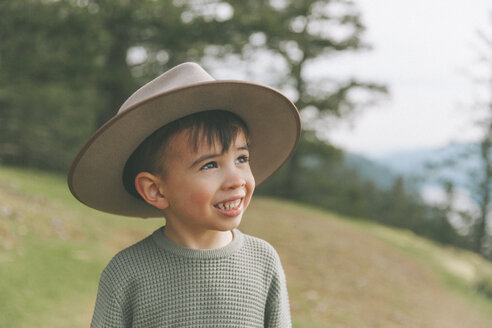 Porträt eines kleinen Jungen, der den Hut seiner Mutter trägt - CMSF00013