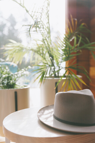 Hut auf einem Tisch im Sonnenlicht, lizenzfreies Stockfoto