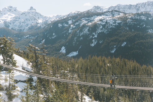 Vater und Sohn wandern auf einer Hängebrücke in den Bergen, Squamish, Kanada - CMSF00024