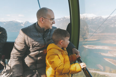 Vater und Sohn in der Gondel einer Seilbahn, Squamish, Kanada - CMSF00026