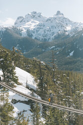 Vater und Sohn wandern auf einer Hängebrücke in den Bergen, Squamish, Kanada - CMSF00027