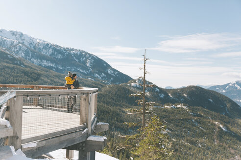 Vater hält seinen Sohn auf einer Aussichtsplattform, Blick über Squamish, Kanada - CMSF00028